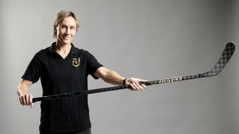 Kapa hockeyklubba, Maria Rooth visar upp en klubba i perfekt längd och perfekt flex.