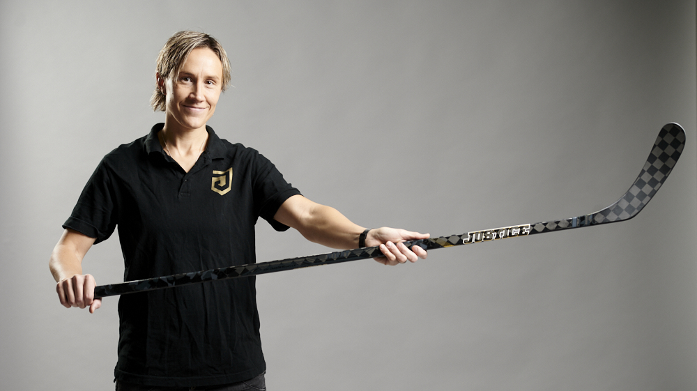 Kapa hockeyklubba, Maria Rooth visar upp en klubba i perfekt längd och perfekt flex.